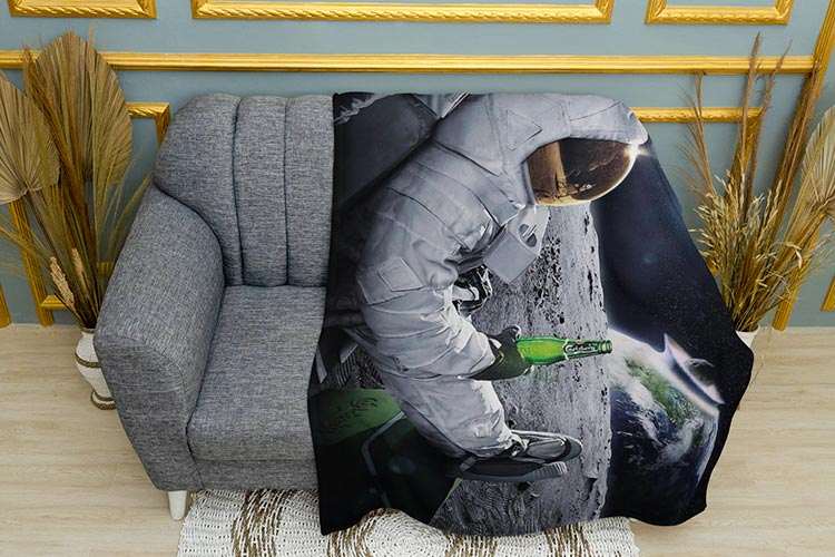 Астронавт-з-пивом-на-місяці.-Astronaut-with-beer-on-the-moon