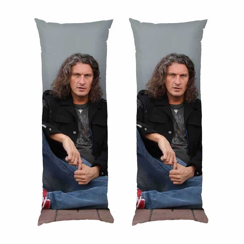 Кузьма сидить. Kuzma is sitting