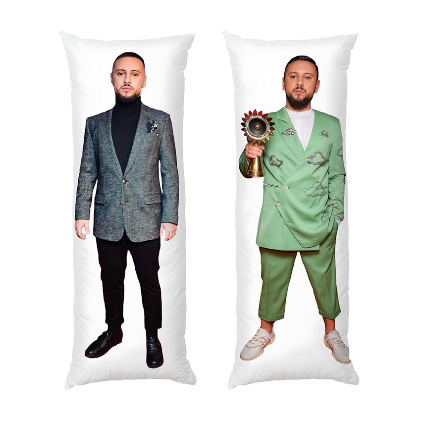 Монатік з нагородою. Популярний співак. Monatik with an award. Popular singer