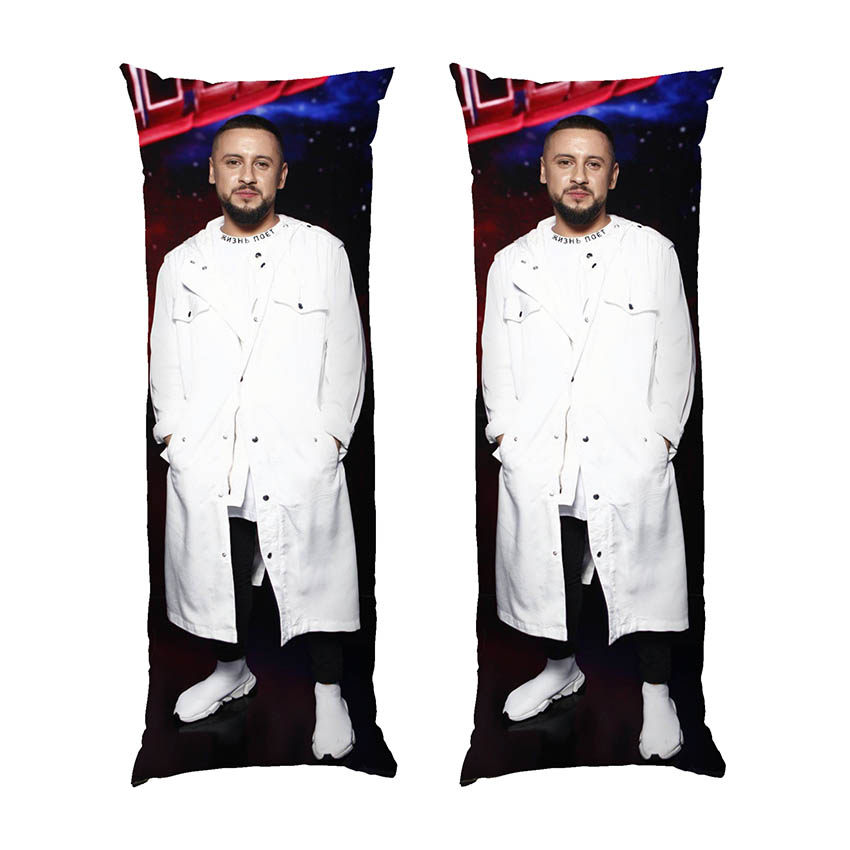 Стильний Монатік у білому костюмі. Stylish Monatik in a white suit